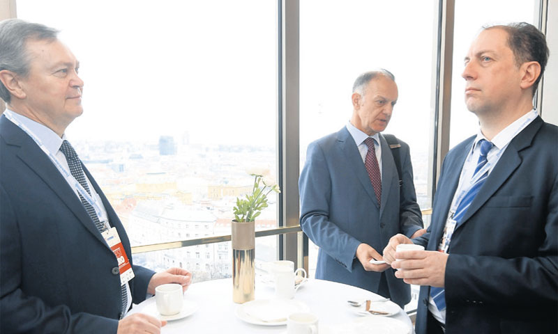 Čelnici Hrvatske udruge banaka i Erstea Zdenko Adrović i Christoph Schoefboeck te Anton Kovačev, šef