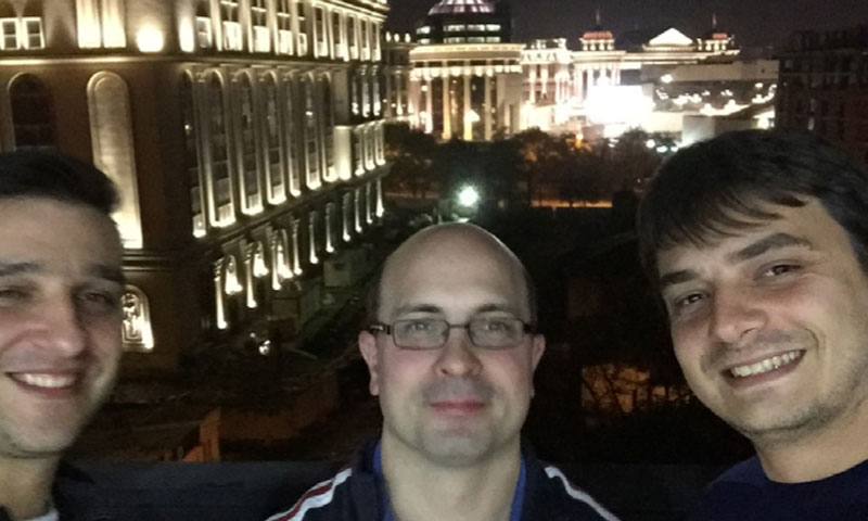 Osnivači startupa Stjepan Buljat i James Isilay s članom tima Dušanom Gajićem iz Makedonije