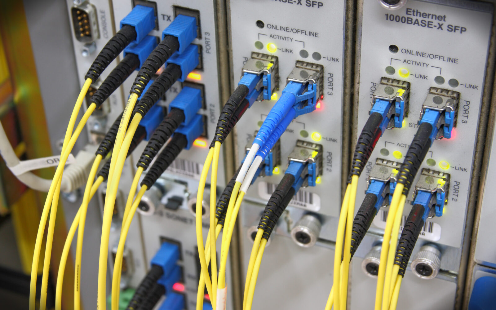 заземление оптического кросса. волокноптическое вид связи. оптоволокно кабель для интернета. оптоволоконный интернет. оптико волоконный интернет.