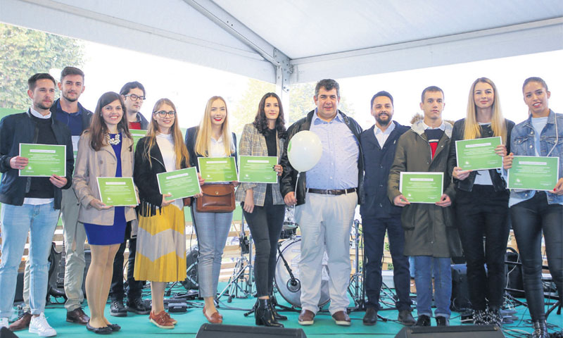 Čelnik PPD-a Pavao Vujnovac sa studentima stipendistima/Dubravka Petrić/PIXSELL