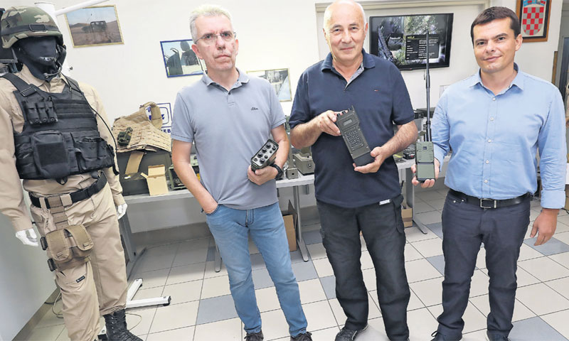 Smiljanić, Doderović i Tomljanović s tri generacije vojnog radija iz RIZ-a/Jurica Galoic/PIXSELL