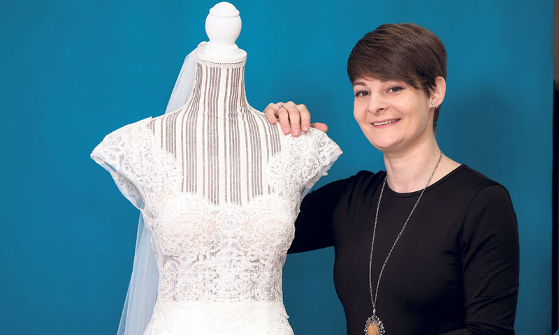 U kolekciji za 2019. na vjenčanicama neizostavne perlice, a večernje haljine prate tamniji i zagasit