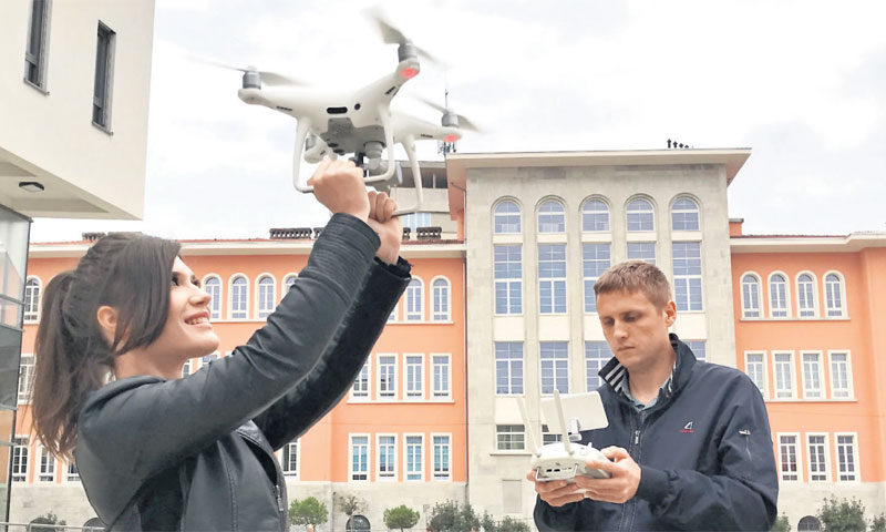 Zbog ideje s dronom kojeg koristi za zračna snimanja kod prometnog projektiranja, ali i nadzor prome