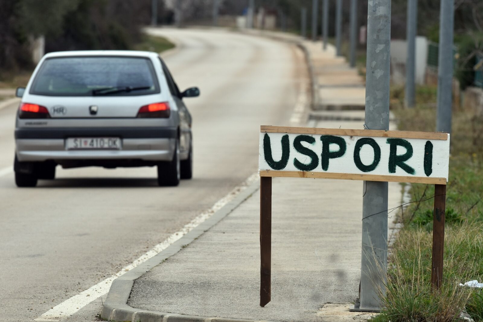 U Gaćelezima postavljem znak “uspori” koji je izrađen u kućnoj radinosti