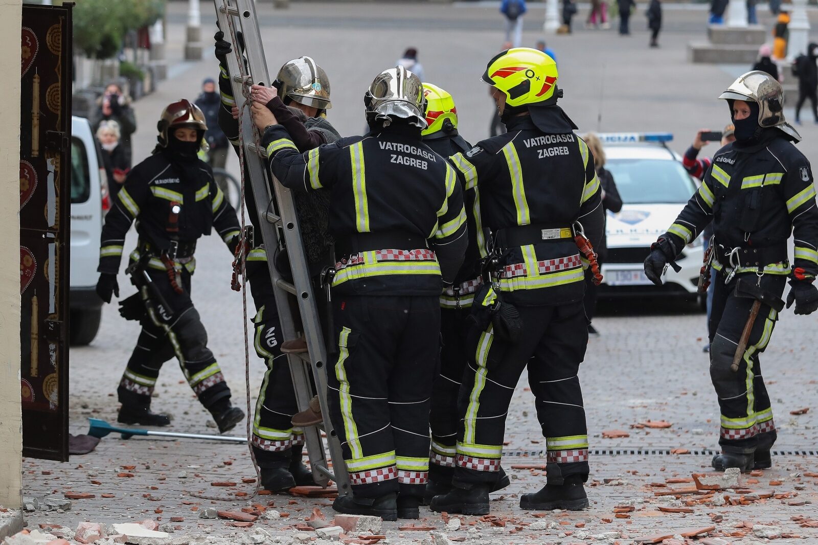 Zagreb: Vatrogasci spašavaju staricu iz kuće