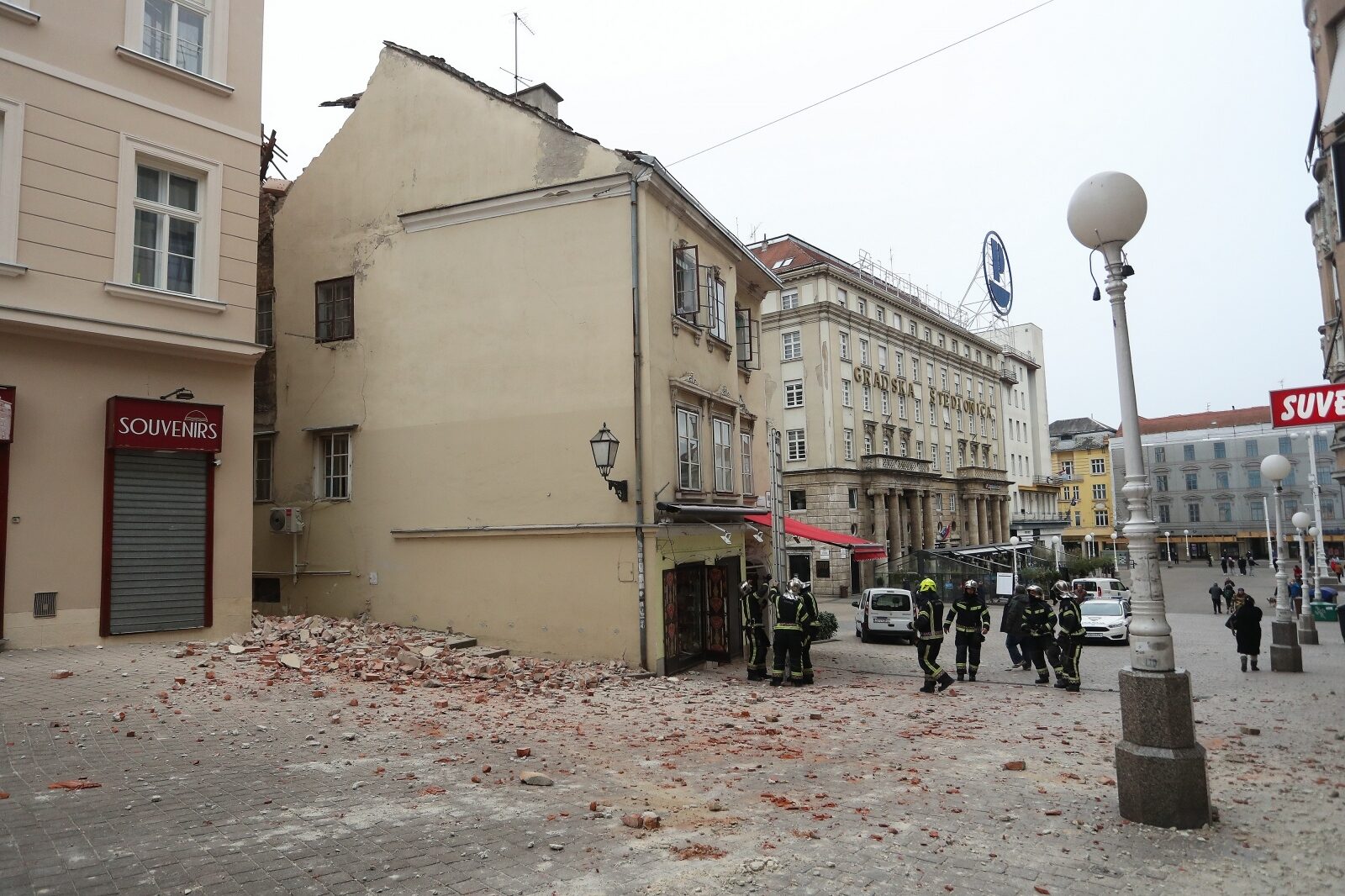 Zagreb: Vatrogasci spašavaju staricu iz kuće