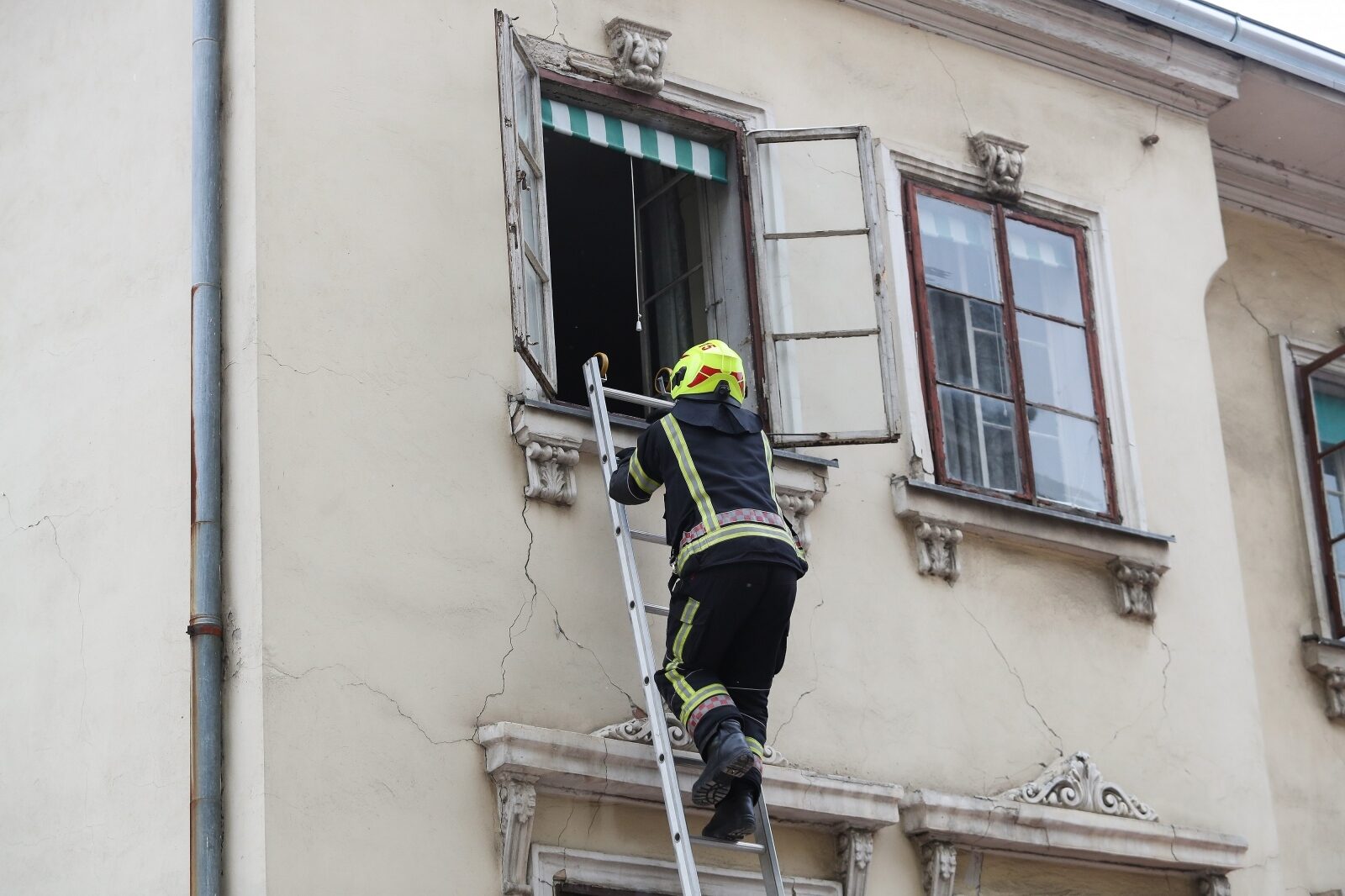 Zagreb: Vatrogasci spašavaju staricu iz kuće