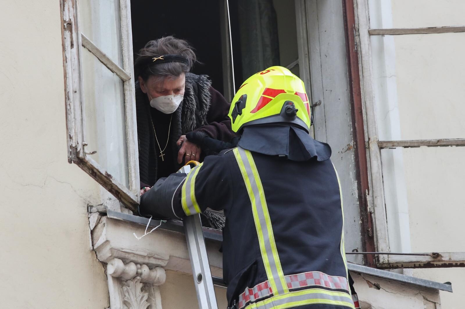 Zagreb: Vatrogasci spašavaju staricu iz kuće