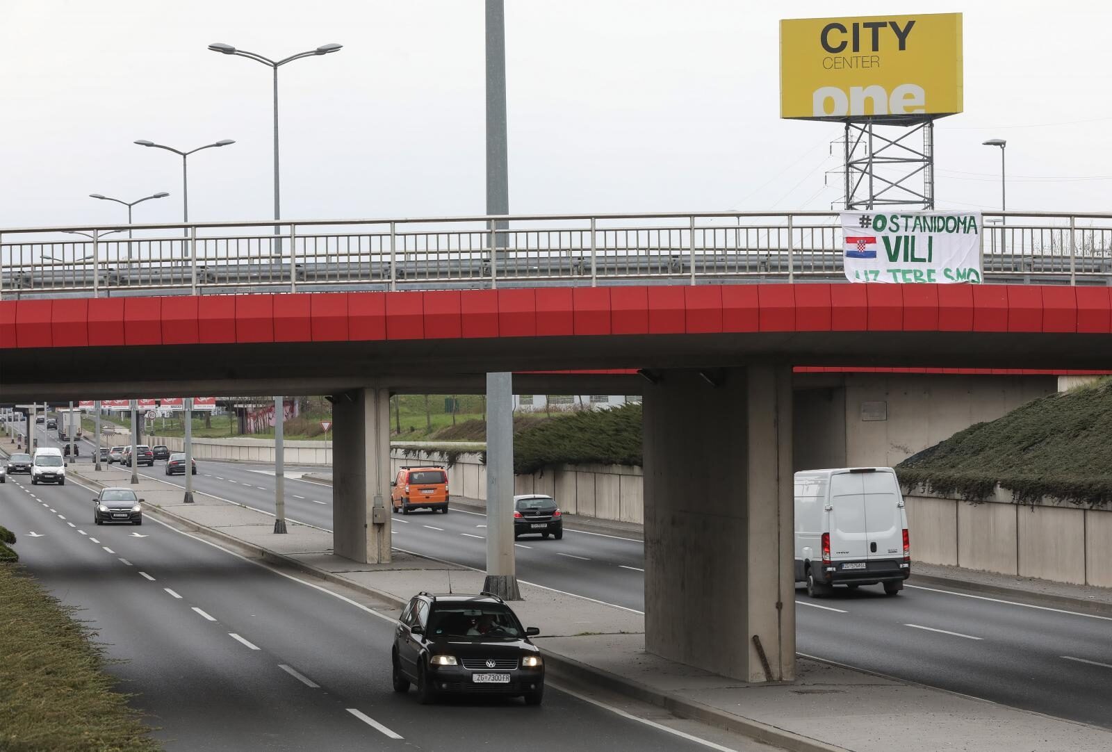 Zagreb: Građani izvjesili transparent podrške Viliju Berošu