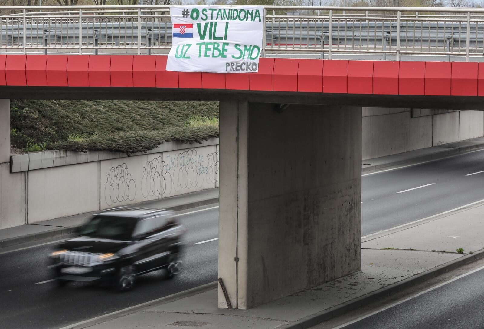Zagreb: Građani izvjesili transparent podrške Viliju Berošu