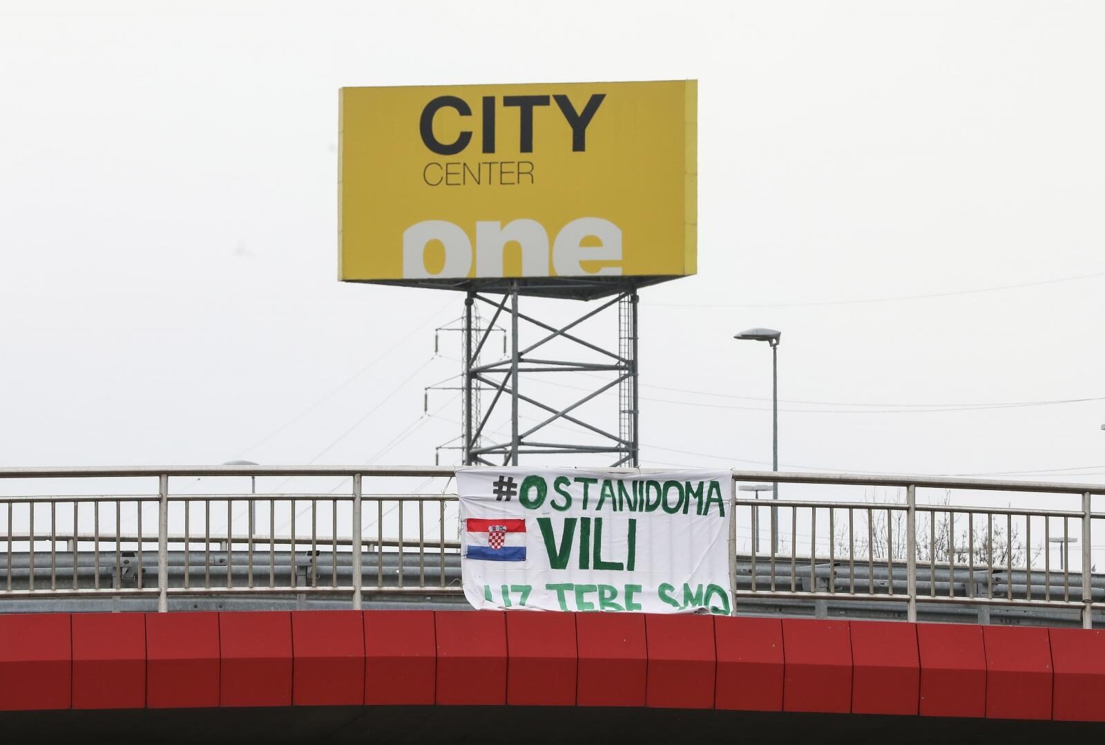 Zagreb: Građani izvjesili transparent podrške Viliju Berošu