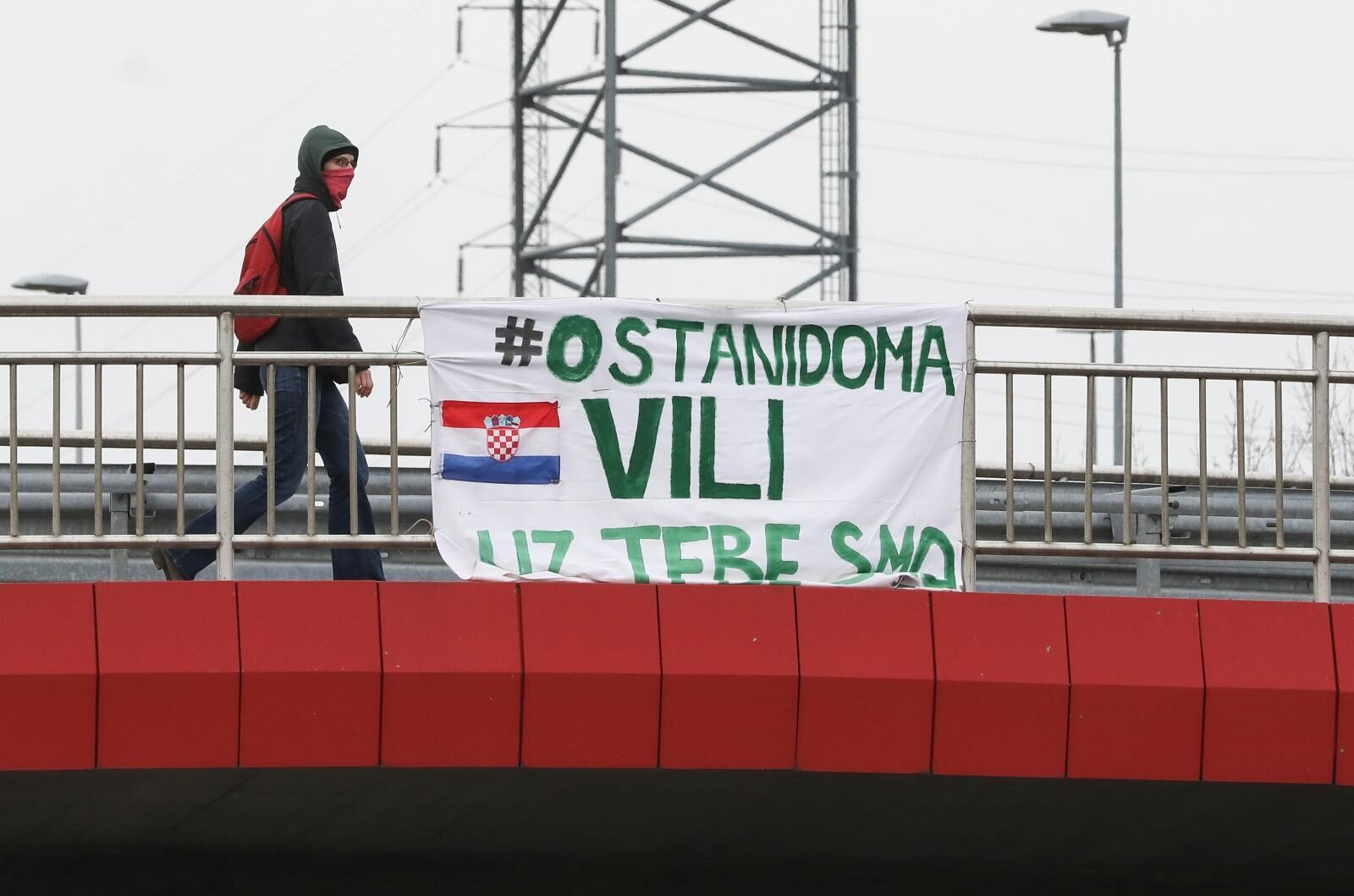 Zagreb: Građani izvjesili transparent podrške Viliju Berošu