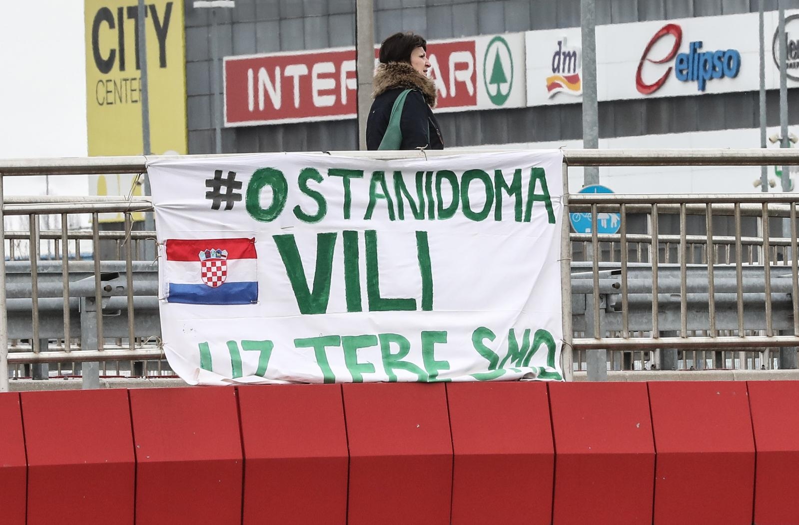 Zagreb: Građani izvjesili transparent podrške Viliju Berošu