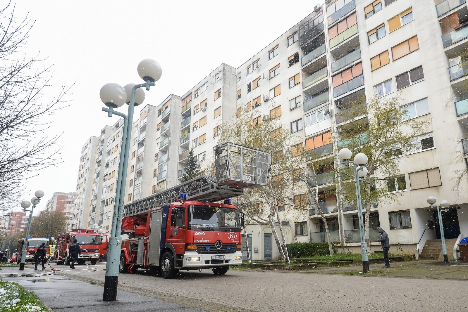 Zagreb: Gori stan u Sloboštini, vatrogasci na terenu