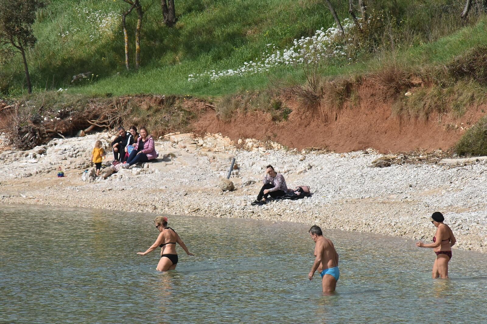 Pula: Najhrabriji bez obzira na koronavirus odlučili se okupati u moru