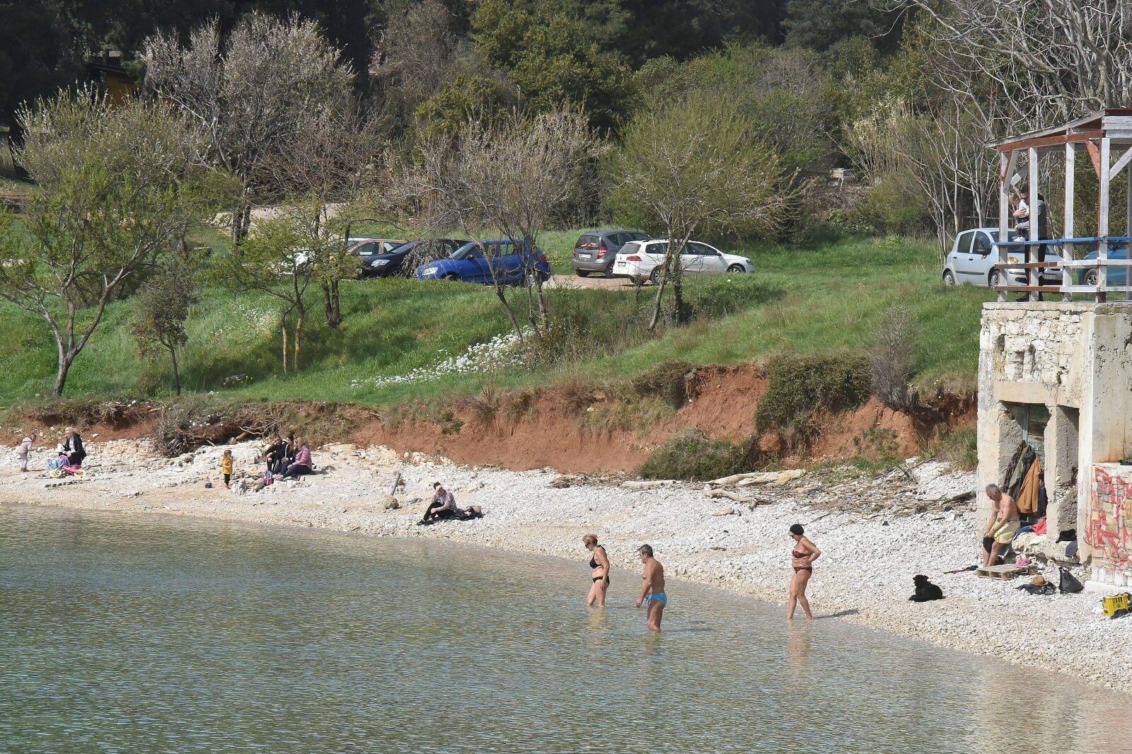 Pula: Najhrabriji bez obzira na koronavirus odlučili se okupati u moru