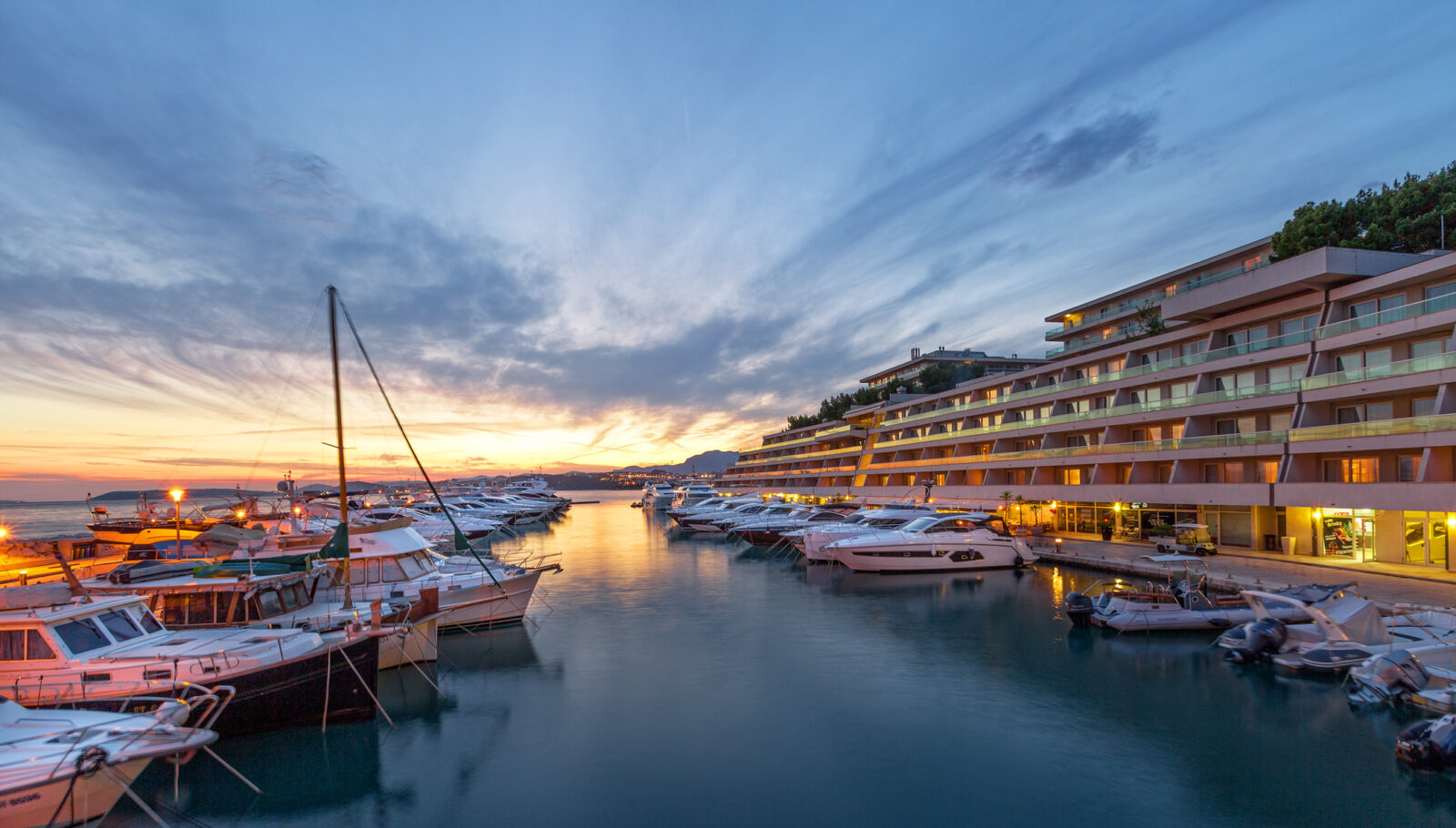 mer1956ex-198730-Marina view at night