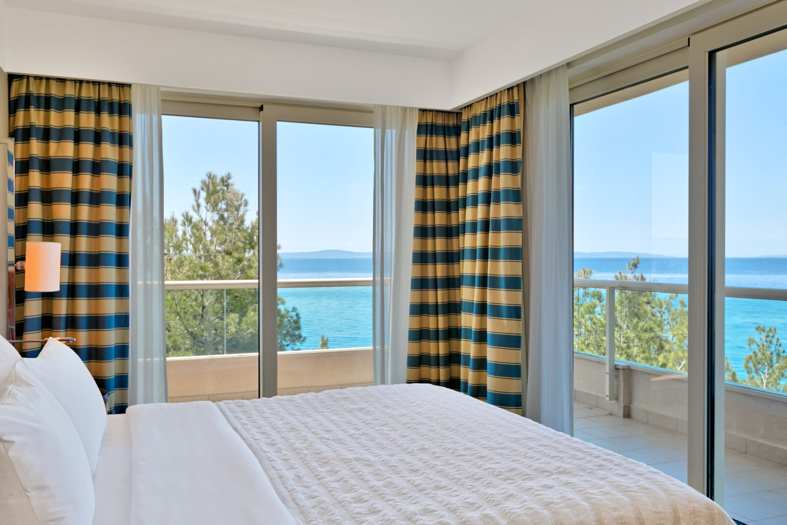 mer1956gr-198724-Diplomatic suite bedroom