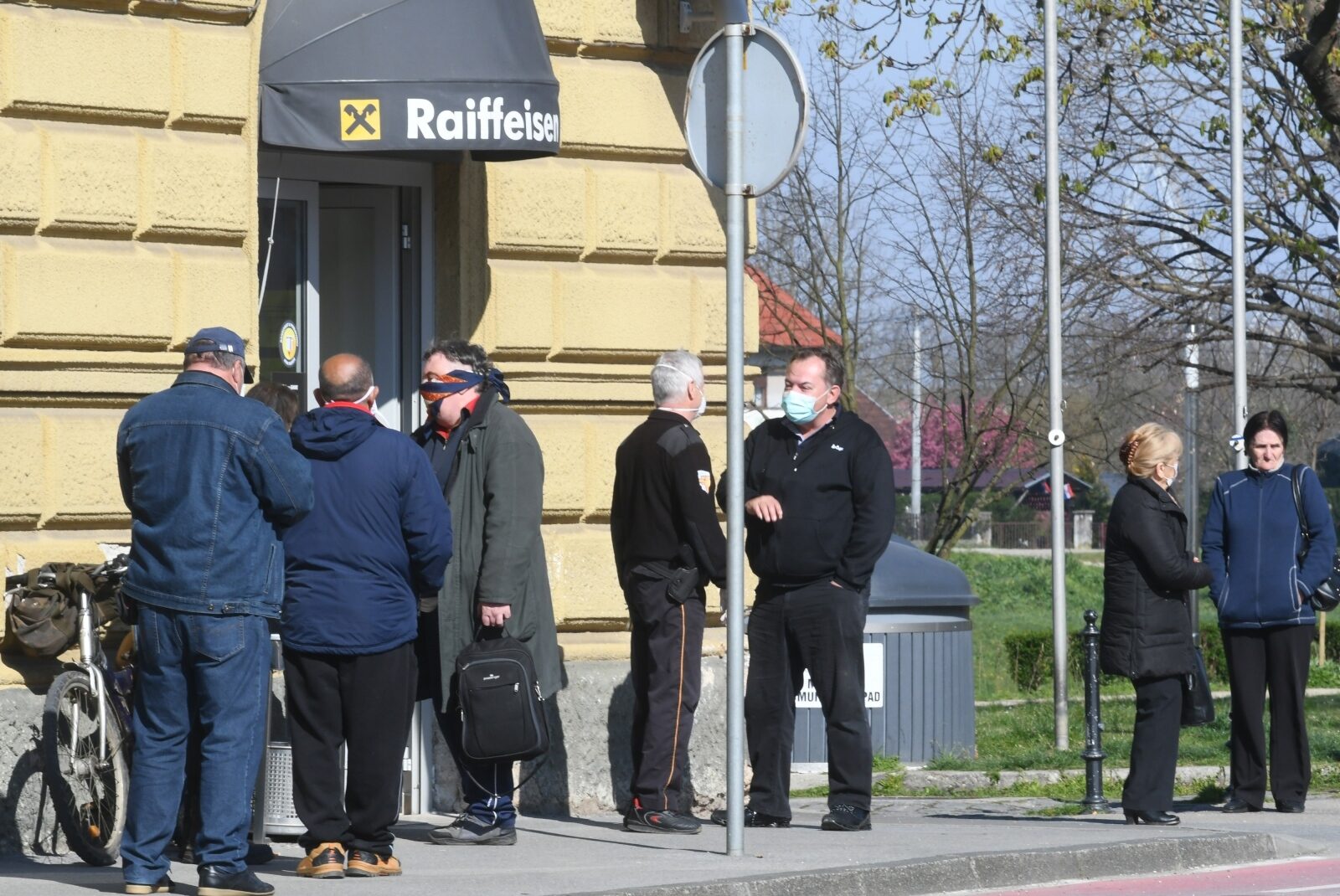 Sisak: Građani čekaju isplatu mirovine u dugim redovima ispred banke