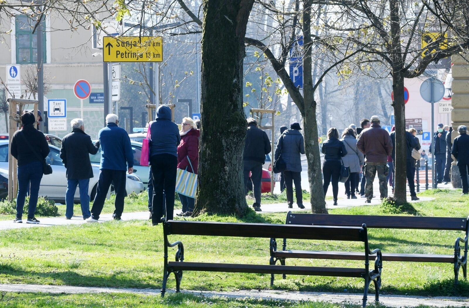 Sisak: Građani čekaju isplatu mirovine u dugim redovima ispred banke