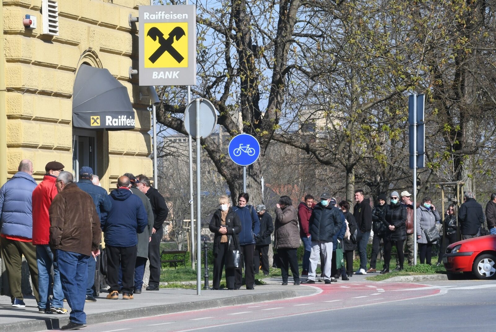 Sisak: Građani čekaju isplatu mirovine u dugim redovima ispred banke