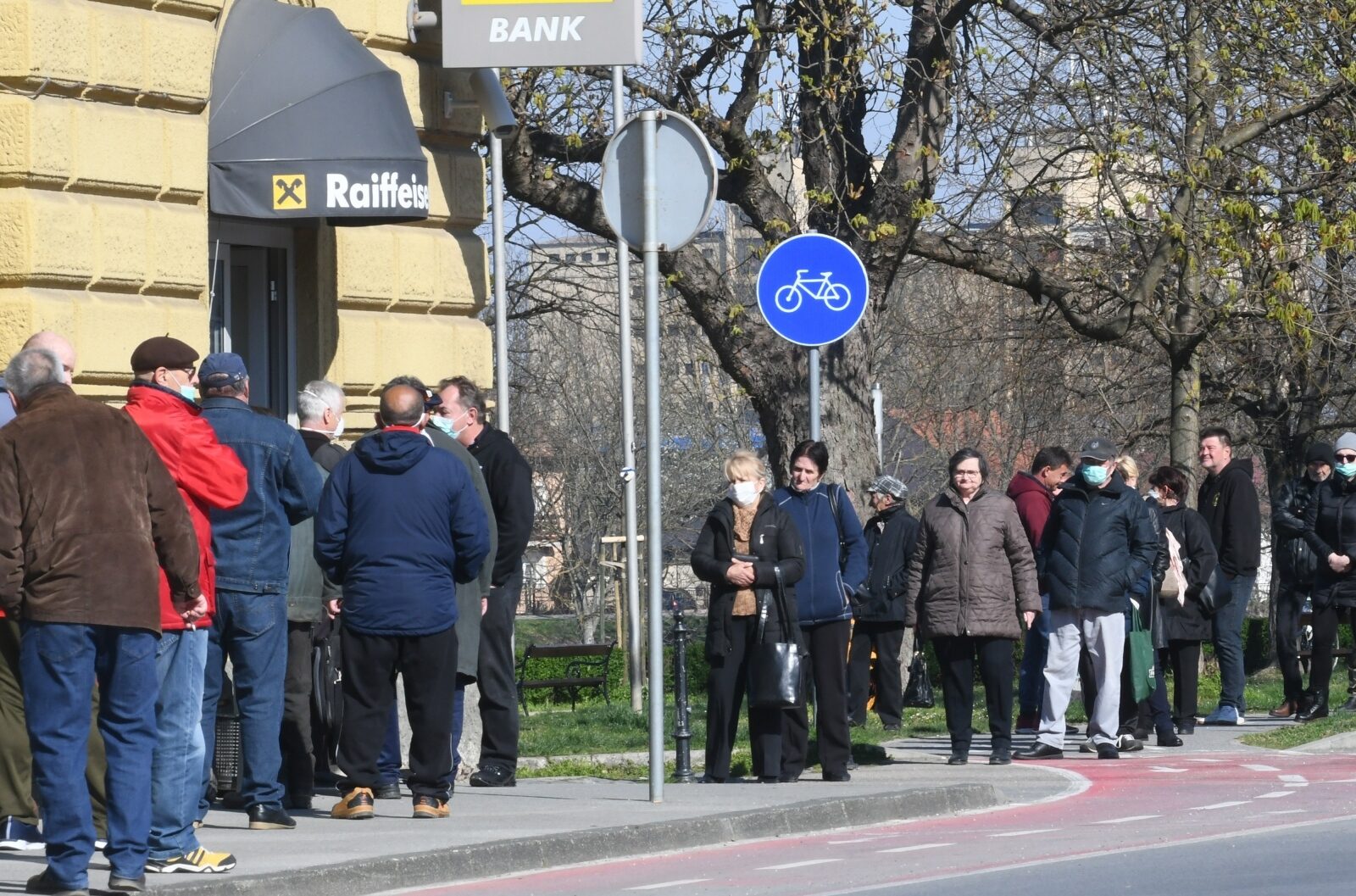 Sisak: Građani čekaju isplatu mirovine u dugim redovima ispred banke