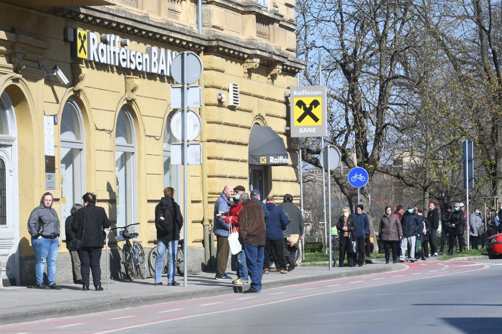 Sisak: Građani čekaju isplatu mirovine u dugim redovima ispred banke