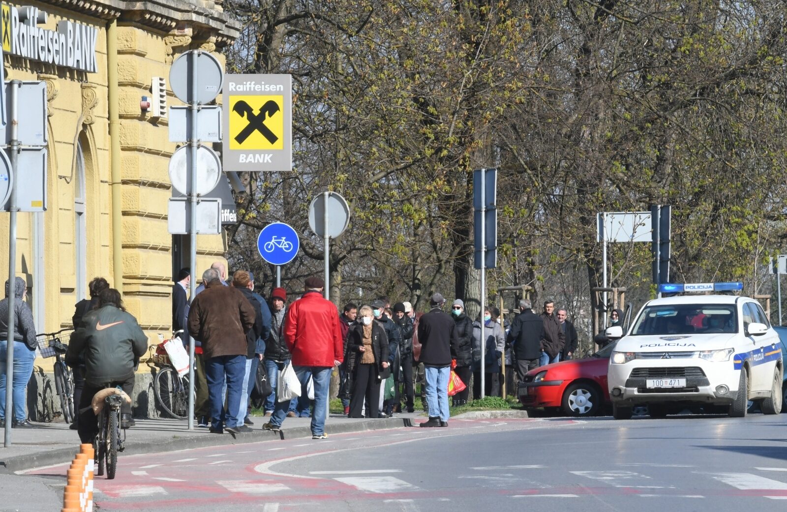 Sisak: Građani čekaju isplatu mirovine u dugim redovima ispred banke