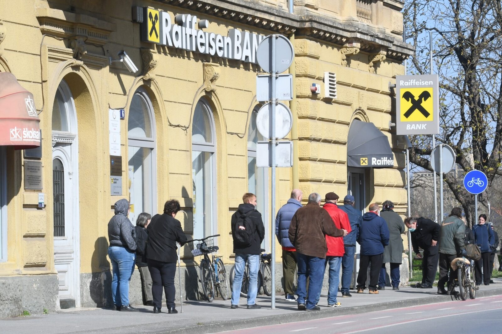 Sisak: Građani čekaju isplatu mirovine u dugim redovima ispred banke