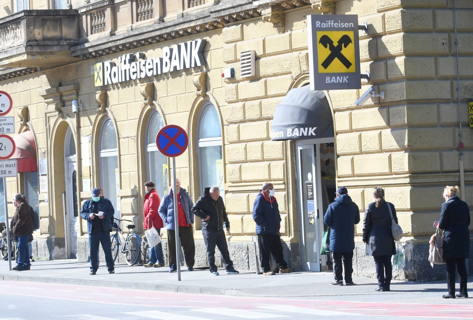 Sisak: Građani čekaju isplatu mirovine u dugim redovima ispred banke