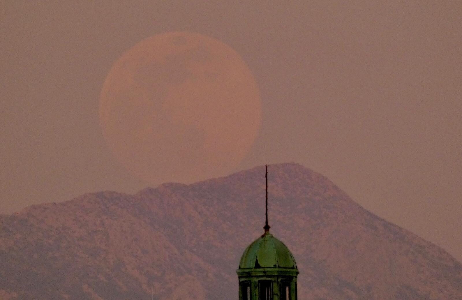 Izlazak punog mjeseca nad Splitom