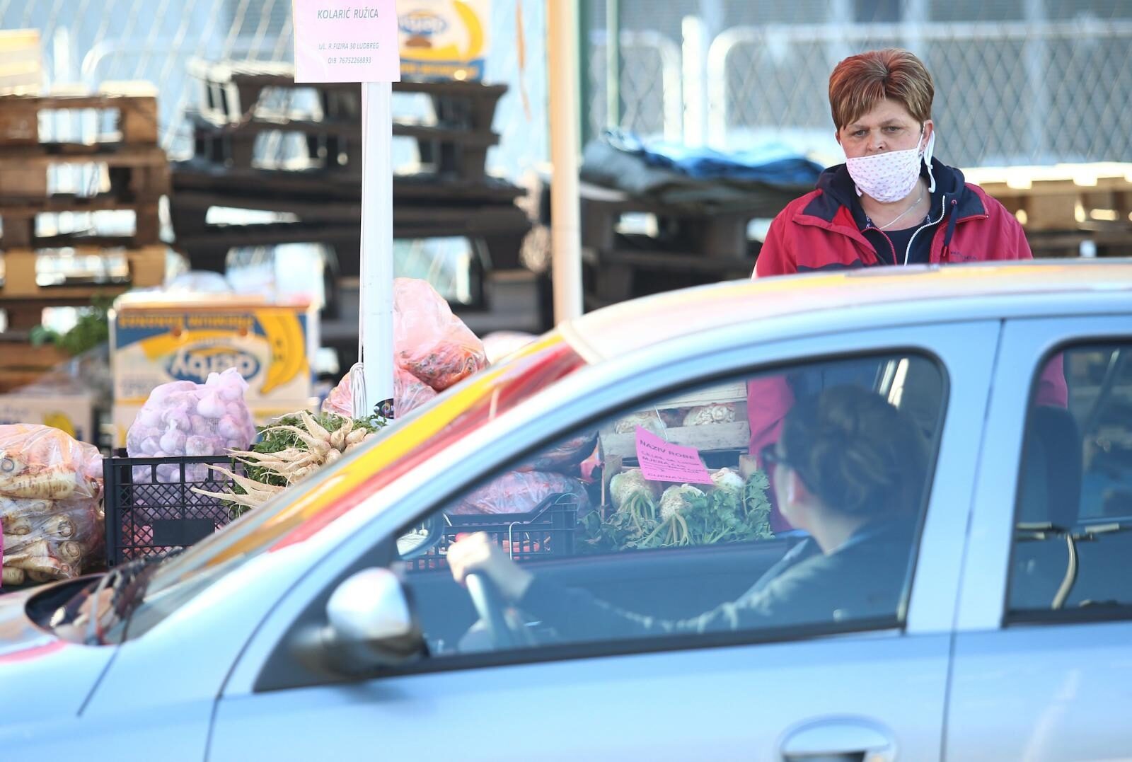 Zagreb: Bandić sa suradnicima obišao drive-in tržnicu na Žitnjaku