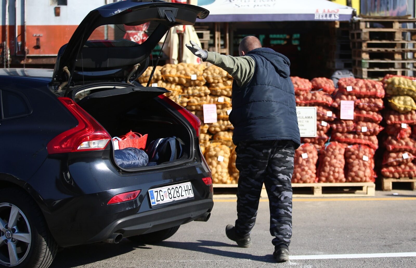Zagreb: Bandić sa suradnicima obišao drive-in tržnicu na Žitnjaku