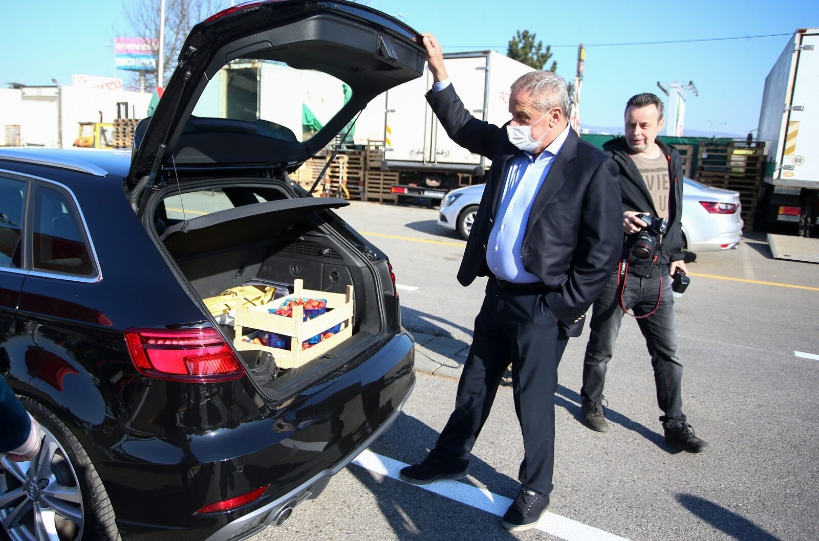 Zagreb: Bandić sa suradnicima obišao drive-in tržnicu na Žitnjaku