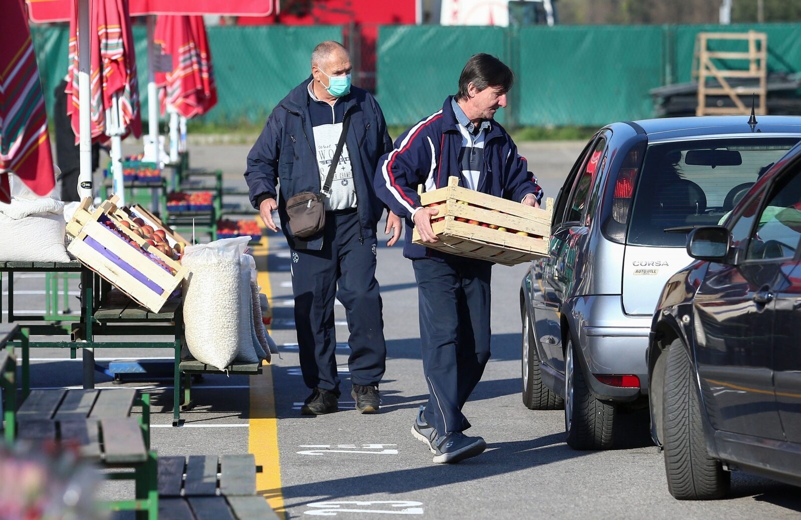 Zagreb: Bandić sa suradnicima obišao drive-in tržnicu na Žitnjaku