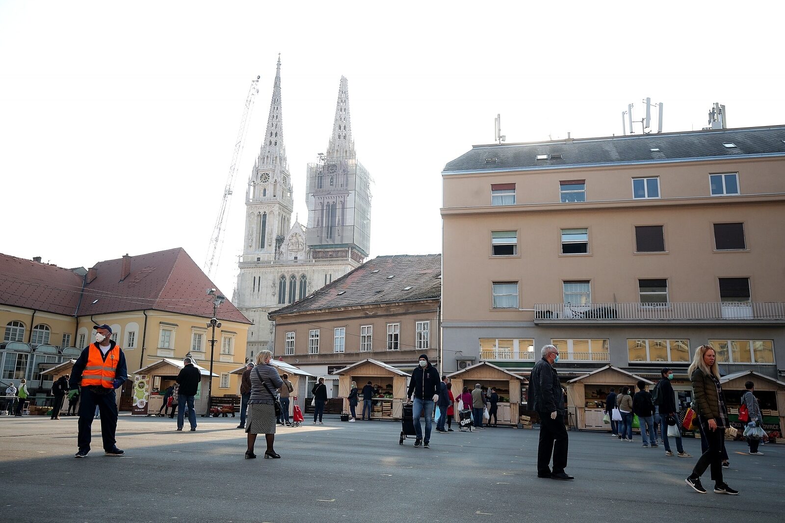 Zagreb: Za kupovinu na Dolcu čeka se u kilometarskoj koloni