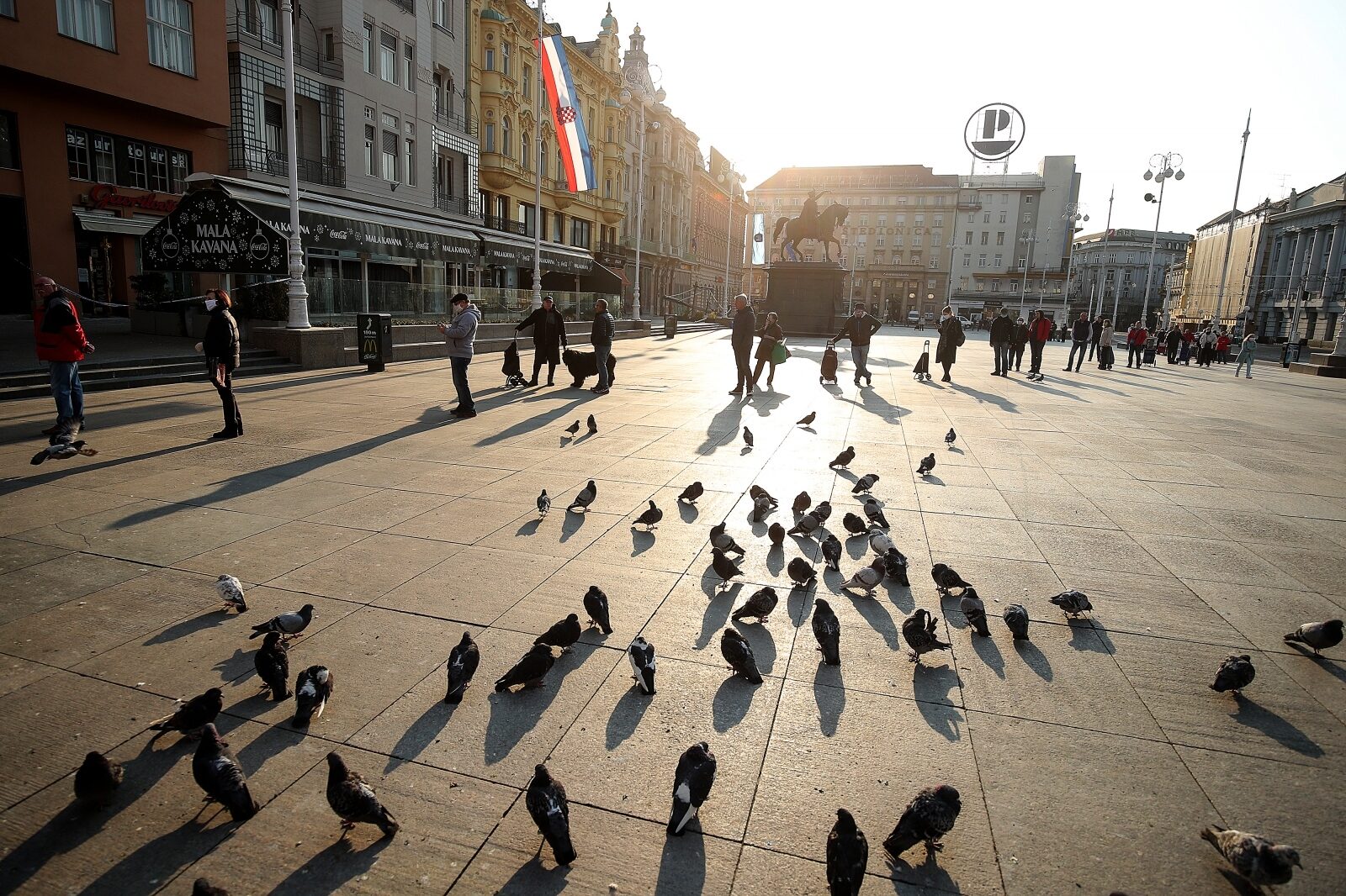 Zagreb: Za kupovinu na Dolcu čeka se u kilometarskoj koloni