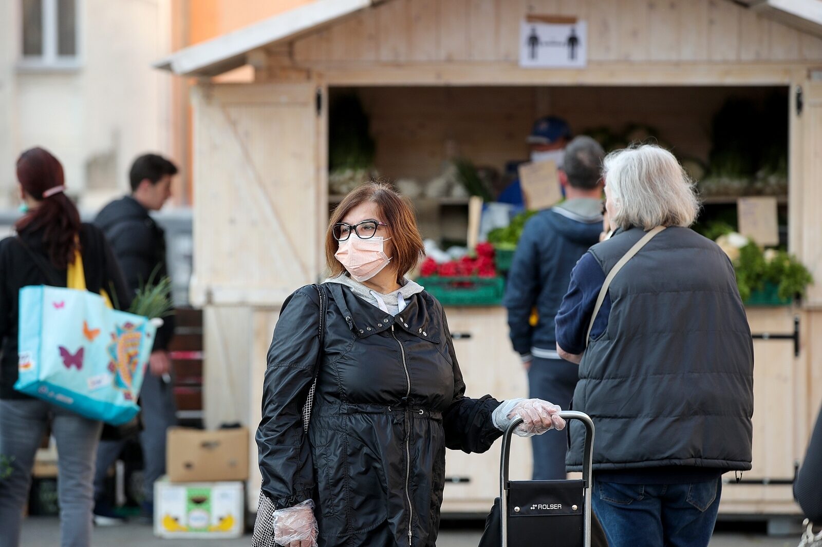 Zagreb: Za kupovinu na Dolcu čeka se u kilometarskoj koloni