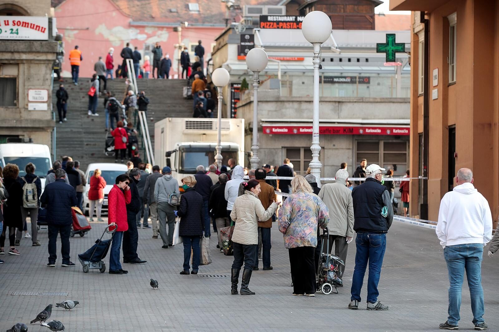 Zagreb: Za kupovinu na Dolcu čeka se u kilometarskoj koloni