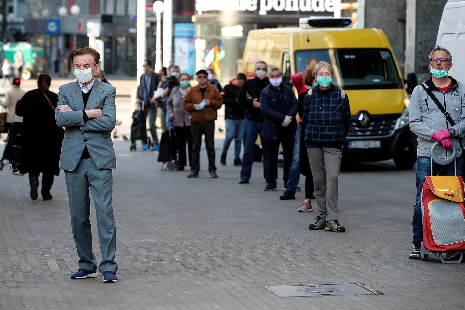 Zagreb: Za kupovinu na Dolcu čeka se u kilometarskoj koloni