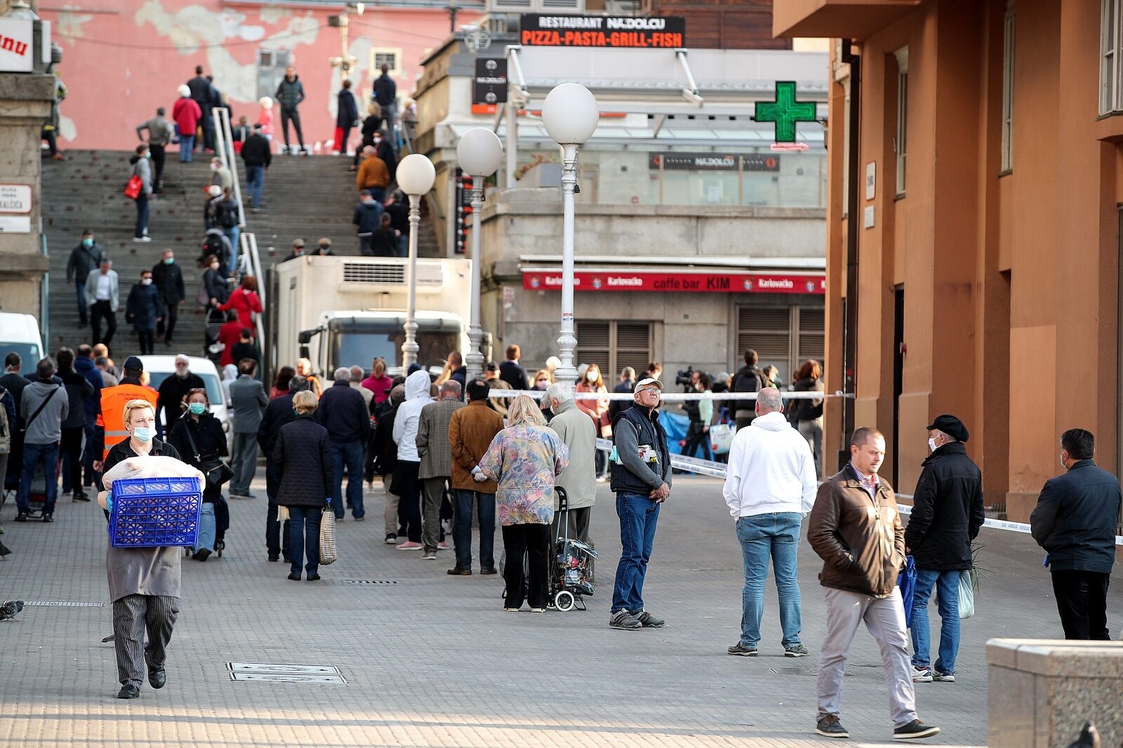 Zagreb: Za kupovinu na Dolcu čeka se u kilometarskoj koloni