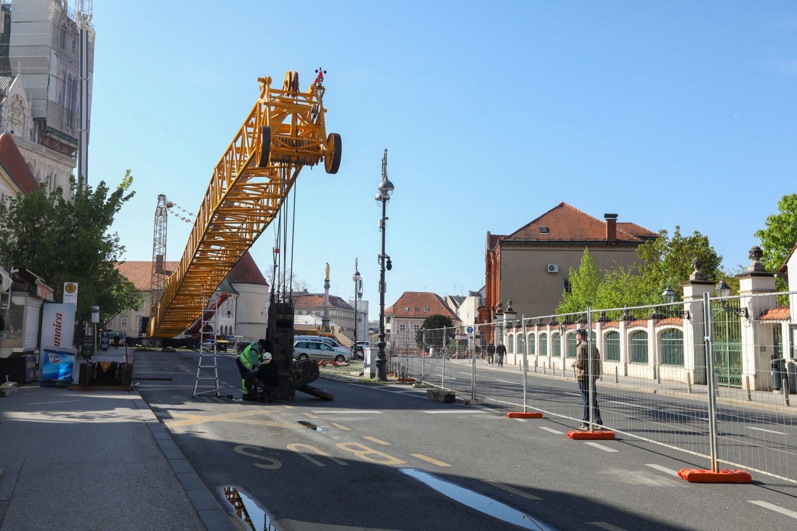 Zagreb: Ispred katedrala postavljena dizalica kojom će se sanirati šteta