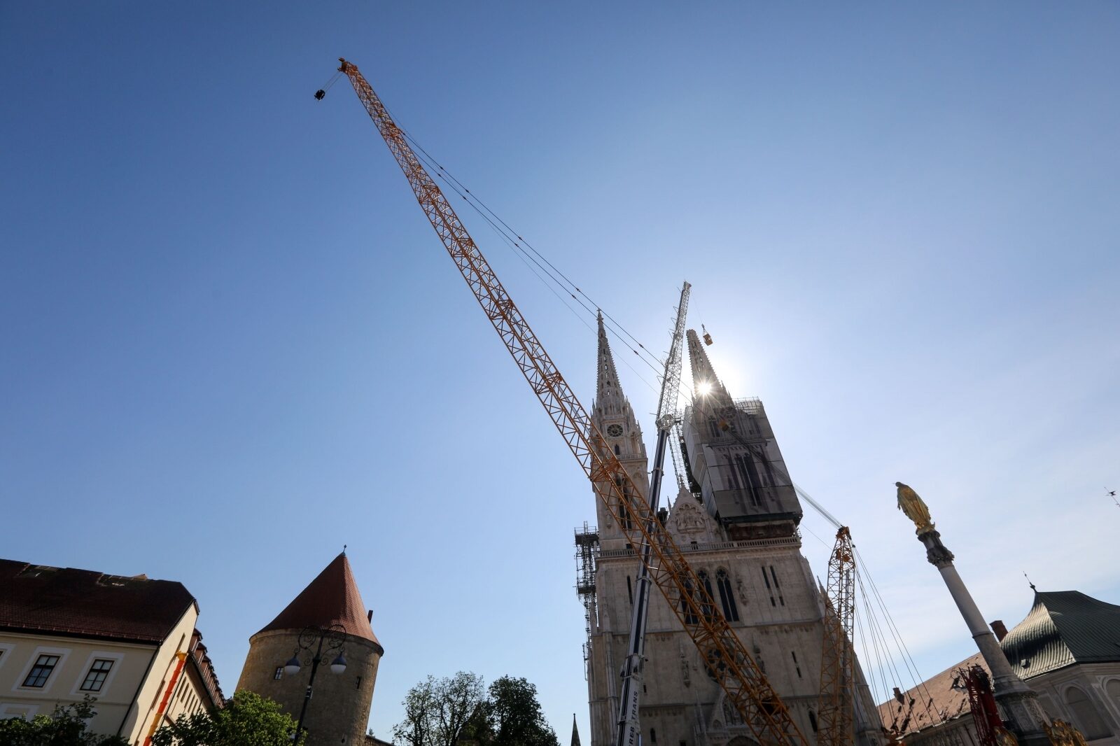 Zagreb: Ispred katedrala postavljena dizalica kojom će se sanirati šteta