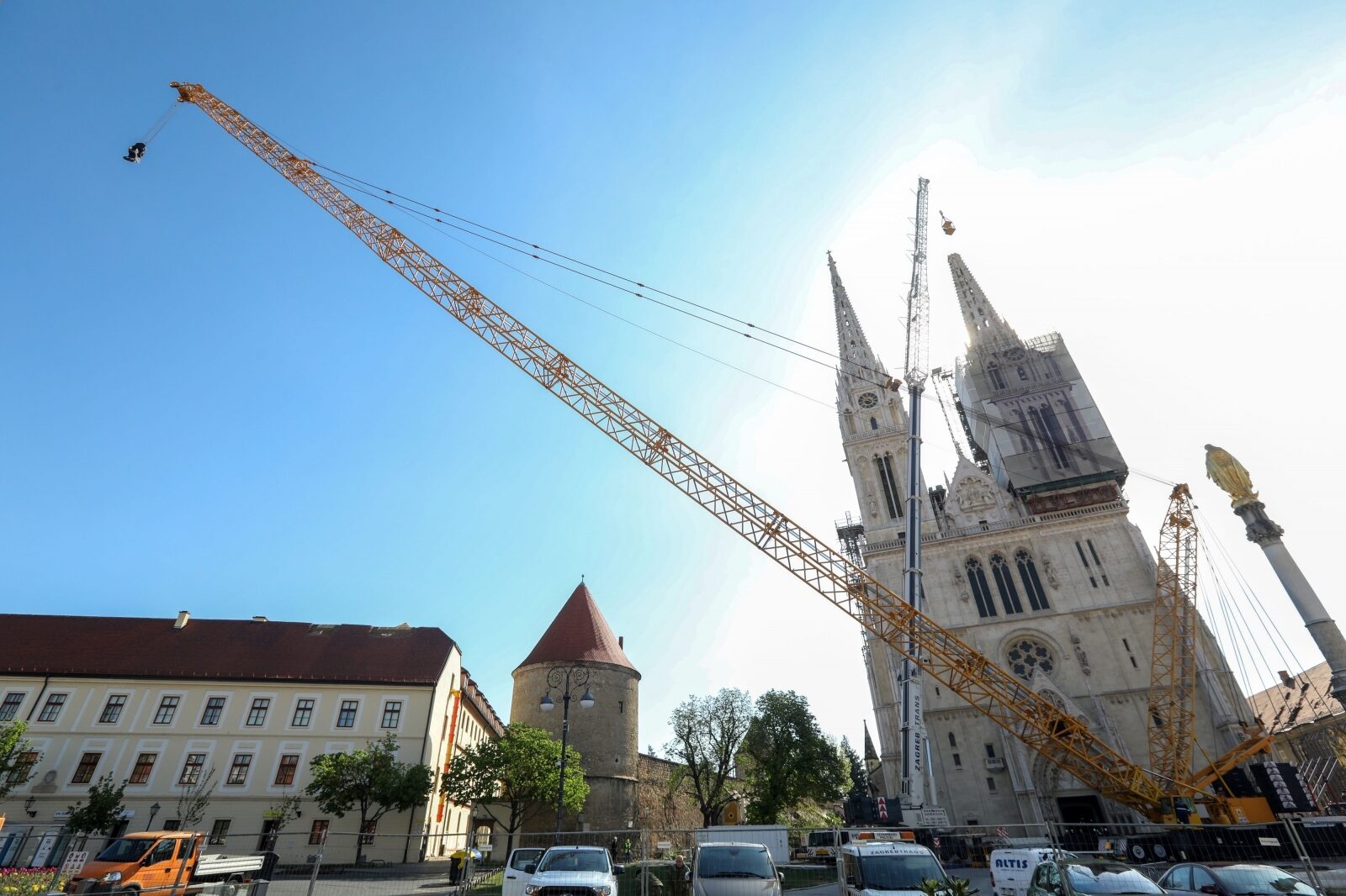Zagreb: Ispred katedrala postavljena dizalica kojom će se sanirati šteta