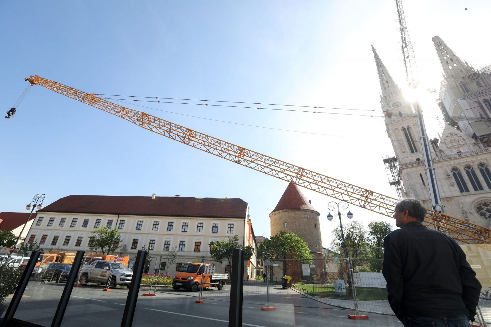 Zagreb: Ispred katedrala postavljena dizalica kojom će se sanirati šteta
