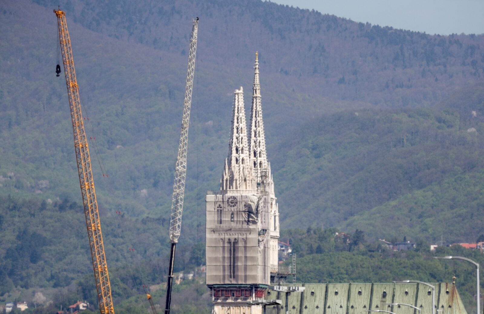 Zagreb: Ispred katedrala postavljena dizalica kojom će se sanirati šteta