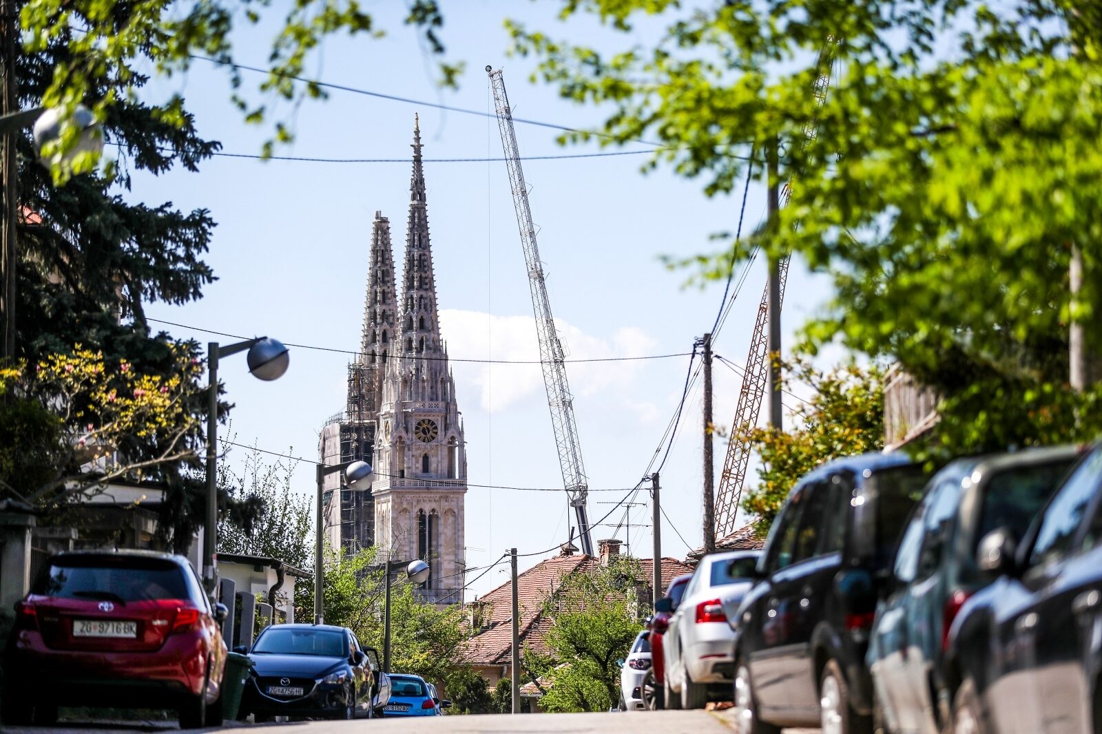 Zagreb: Ispred katedrala postavljena dizalica kojom će se sanirati šteta