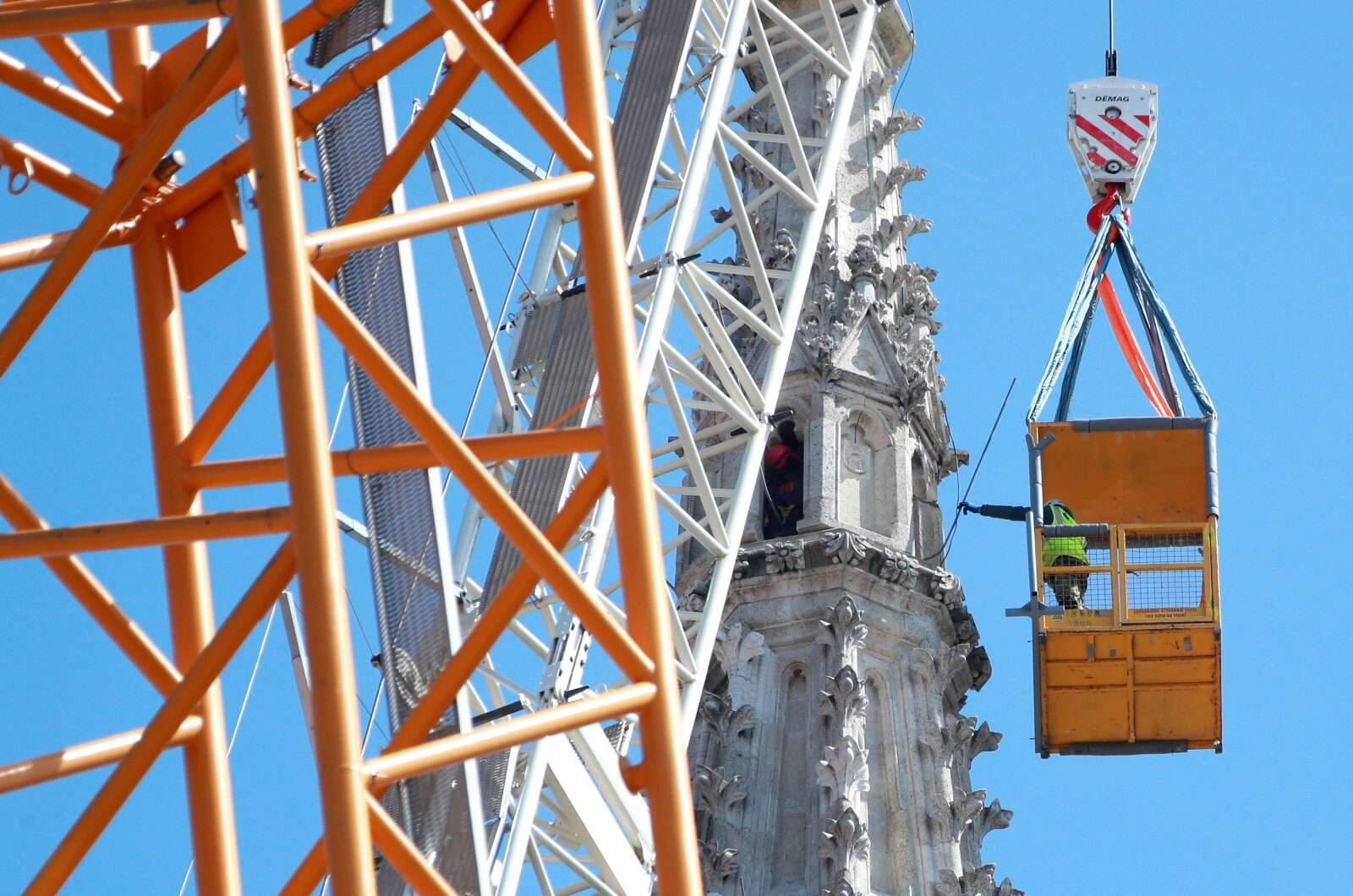 Zagreb: Pomoću košare koja je dignuta do samog vrha nastavlja se sanacija katedrale