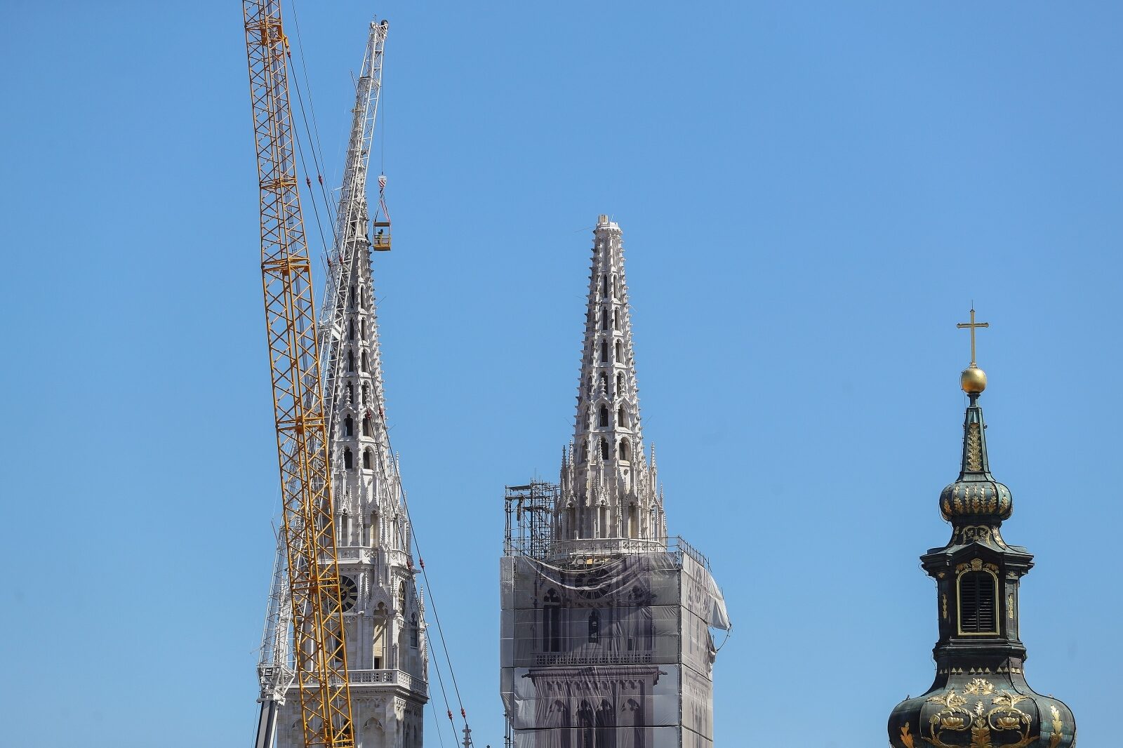 Zagreb: Pomoću košare koja je dignuta do samog vrha nastavlja se sanacija katedrale