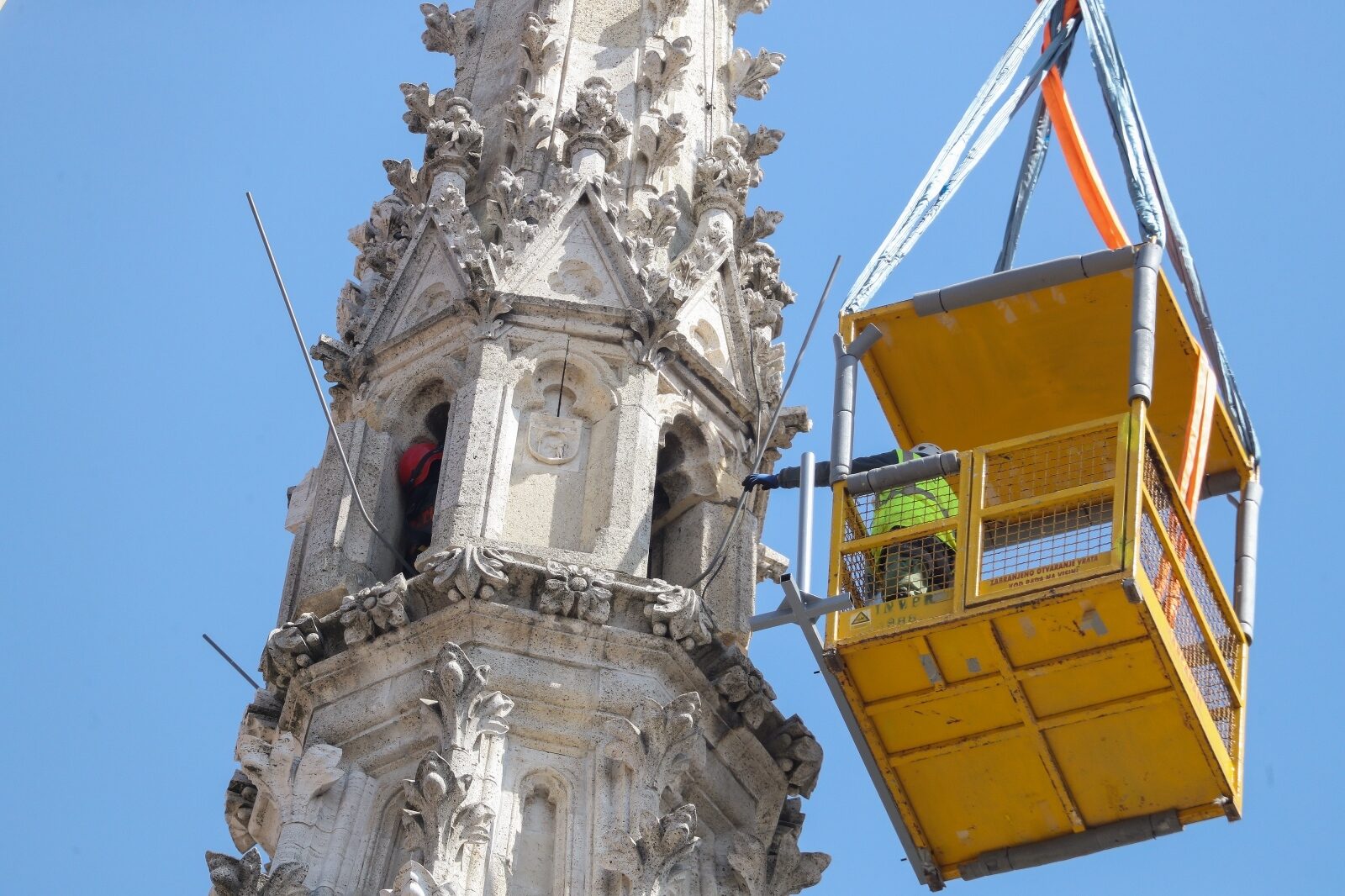 Zagreb: Pomoću košare koja je dignuta do samog vrha nastavlja se sanacija katedrale